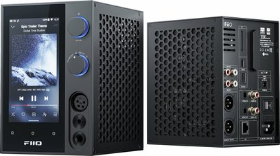 Мережевий аудіоплеєр FiiO R7, корпус з матового чорного алюмінію, подвійне зображення (передньо-ліва та задньо-права сторони), великий кольоровий сенсорний екран, дві сині ручки регулювання, широка бічна гексагональна решітка та задня панель з великою кількістю аудіороз'ємів