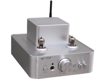 Taga Harmony HTA-700B v.3, amplificator stereo integrat cu tuburi, finisaj argintiu, carcasă dreptunghiulară, fațadă periată, două tuburi vizibile deasupra, buton circular mare central, trei butoane mici rotunde în dreapta, mufă pentru căști și buton de pornire în stânga, antenă neagră în spate, vedere din unghi de trei sferturi față