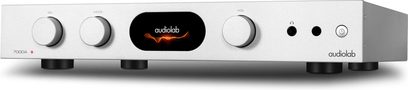 Інтегрований стерео підсилювач Audiolab 7000A сріблястого кольору з прямокутною передньою панеллю, 3 круглими кнопками, центральним чорним дисплеєм, 3 портами та 1 кнопкою живлення