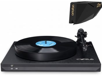 Platine vinyle Cyrus noire avec disque à étiquette bleue, bras de lecture et gros plan de la cellule Ortofon 2M