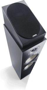 Zwarte Canton AR 4 S2 Dolby Atmos speaker geplaatst op een zwarte hifi-zuil met twee luidsprekers, van bovenaf gezien