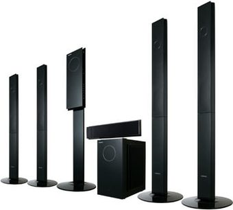 Domácí kino Samsung HT-TXQ120 sestávající ze 6 černých reproduktorů různých velikostí na stojanech, pohled zepředu