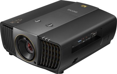Benq X12000 sort videoprojektor set forfra, med forskudt linse, ventilationsriste og kontrolknapper på toppen