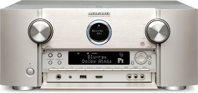 Marantz SR7010 hjemmebiograf-forstærker i sølv/guld, forfra, frontpanel, viser "Blu-ray Dolby Atmos", knapper og stik