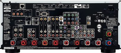 Onkyo TX-NR1007 hjemmebiografsforstærker set forfra, mange stik og knapper på den sorte front, digitalt display i midten