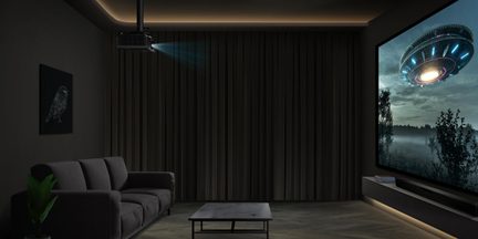 Sala oscura con sofá gris, mesa de centro rectangular, cortinas plisadas, proyector en el techo, pantalla mural mostrando un OVNI