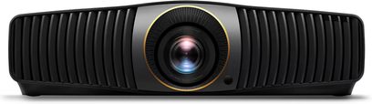 Benq W5800 svart videoprojektor, framifrån, centrerad lins omgiven av en guldtonad ring i ett svart horisontellt streckgaller