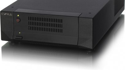 Cyrus Mono X300 sort effektforstærker, frontvisning, tænd/sluk-knap, LED, ventilationsgitter, stik