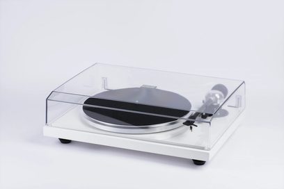 Platine vinyles EAT TD B-Sharp blanc, vue de dessus en plongée à 45°, capot fermé transparent, plateau noir, bras de lecture