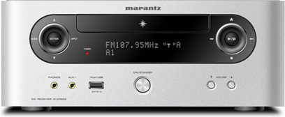 Sistema hi-fi Marantz MCR-503 argento dorato, vista frontale, display FM 107,95 MHz "A1", pulsanti e connettori