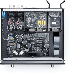 Primare I35 Prisma hopea hi-fi-stereovahvistin, sisänäkymä elektroniikkapiireistä ja komponenteista metallirungolla