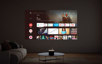 XGIMI Horizon Ultra-videoprojektor, der projicerer en Android TV-grænseflade på en væg i en stue med sofa og sofabord