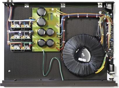 Indvendigt syn af en åben Naim Audio XPS DR strømforsyning med printplader, kondensatorer, toroidaltransformer og ledningsføring