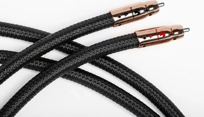 Cablu audio analogic RCA Audioquest Black Beauty, cu manta împletită neagră, fișe metalice cuprate, vedere de aproape