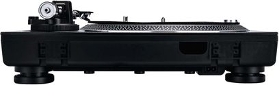 Melna Reloop RP 2000 MK2 hi-fi vinila plates no priekšpuses, 2 plates, centrālais kontrolieris ar grozāmajiem regulatoriem un pogām