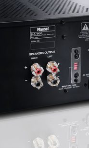 Magnat MA 900 sort hi-fi stereforstærker, set forfra, gennemsigtige højttalertilslutninger, AC-indgang, justeringskontroller