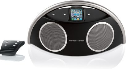 Harman Kardon Go + Play II juoda garso kolonėlė, vaizduojama iš priekio, su dviem apvaliais garsiakalbiais ir LCD ekranu viduryje