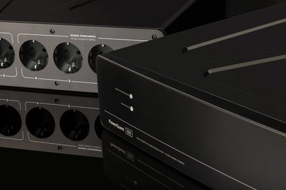 Мережевий кондиціонер Audioquest PowerQuest 505 чорний, вид спереду зблизька, 8 розеток, 2 вимикачі
