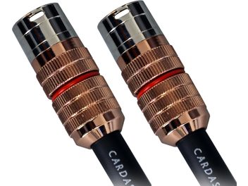 Cable de audio analógico XLR Cardas Clear Reflection con dos conectores negro, plateado y cobre en primer plano
