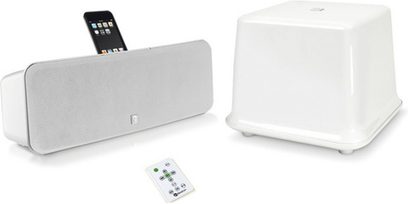 Bílý multimediální reproduktor Boston Acoustics i-DS3, černý iPod dock, bílý dálkový ovladač, pohled zepředu a z profilu