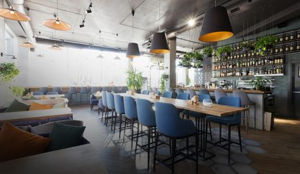 Moderne Bar-Restaurant mit Holztischen, blauen Stühlen, schwarzen Hängeleuchten und Regalen mit Flaschen