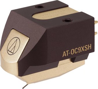Audio Technica AT-OC9XSH pladespiller-pickup set fra 3/4 vinkel, brun krop, gylden nål, gyldne graveringer