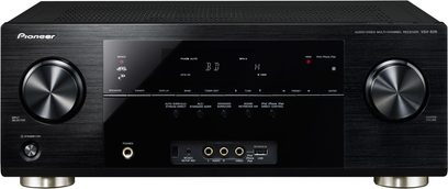 Pioneer VSX-826-K sort hjemmebiografsforstærker, set forfra, med knapper, drejeknapper, display og stik på forsiden