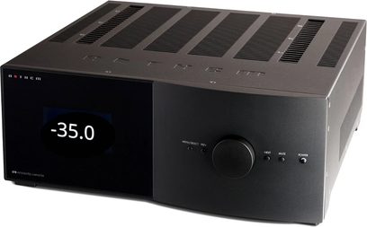Melnas krāsas Anthem STR integrētais stereo pastiprinātājs, ar melnu priekšējo paneli un zilu LCD displeju, kas rāda "-35.0", ar pogām un ligzdām priekšpusē