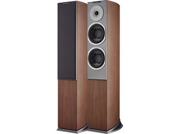 AudioVector R3 Signature noyer, deux enceintes colonnes en bois avec deux haut-parleurs ronds noirs chacune, vue de face