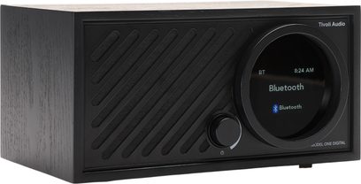 Stolní rádio Tivoli Model One Digital, černé, dřevěná skříň, pohled z 3/4, diagonální mřížka, kulatý displej, otočný ovladač