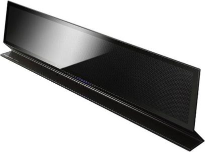 Blank, glitrende Panasonic SC-AP01 soundbar, set fra en perspektivisk forside, med højttalergitter over hele længden