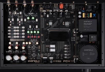 Мережевий аудіоплеєр EverSolo DMP-A8, вид спереду, чорний корпус з численними роз'ємами, кнопками та індикаторами