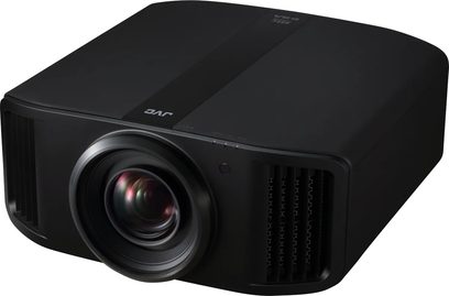 Videoproiector JVC DLA-NZ900 negru, vedere frontală ușor înclintată, obiectiv în față în centru