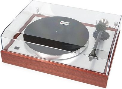 Wysokiej klasy gramofon Pro-Ject The Classic w kolorze orzechowym, z obudową z drewna mahoniowego, szklanym talerzem i metalową ramioniem odczytującym