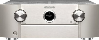 Wzmacniacz kina domowego Marantz SR-6012 w kolorze srebrnym, z prostokątną szczotkowaną przednią ścianką, niebieskim wyświetlaczem i srebrnymi pokrętłami obrotowymi
