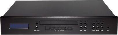 Aukštos raiškos juodas Bryston BCD-3 CD grotuvas, priekinis skydelis su centrine anga, mėlynu ekranu ir eile mygtukų