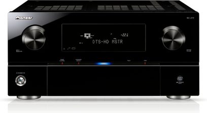 Černý domácí kino zesilovač Pioneer SC-LX72, pohled zepředu, modrý displej „DTS-HD MSTR“, dva stříbrné otočné knoflíky