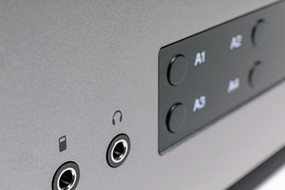 Cambridge Audio CXA61 stereoforstærker i antracitgrå, delvist forfra, med stik og knapper A1 til A3