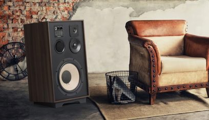 Sloupcový reproduktor Elipson Heritage XLS 15, kožené klubové křeslo v hnědé patině, béžový koberec, stěna z červených cihel
