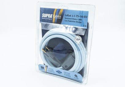 Supra Lorad 2.5 IEC-strømkabel, 1,5 m lys blå i glat PVC-slange, med grå plast-IEC-stik og Schuko-stik med forgyldte ben, pakket i gennemsigtig blister, set fra trekvart forfra