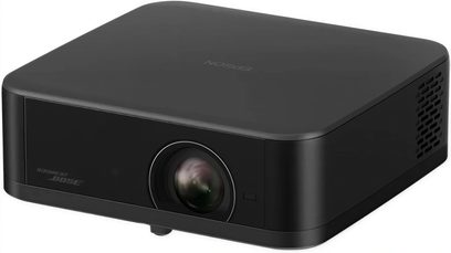Kompaktne must ümarate nurkadega Epson EF-62B videoprojektor keskse eesmise objektiivi ja külgvõrega