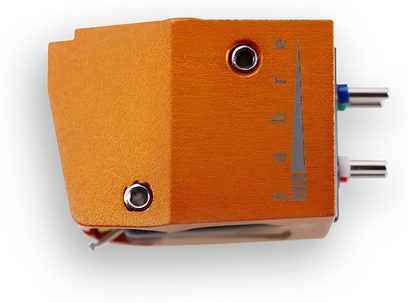 Célula phono hi-fi Vertere Acoustics Pack DGX Sabre roja, bloque de aluminio rojo anaranjado anodizado, vista lateral derecha, lateral grabado con «sabre», dos insertos roscados cromados y cuatro pines de conexión de colores en la parte trasera