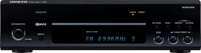Onkyo T-433 tuner, sort frontpanel med blå LCD-skærm, der viser "FM 88,90 MHz", knapper og drejeknapper til justering, hovedtelefonstik på frontpanelet