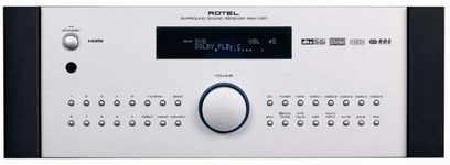 Frontpanel på Rotel RSX-1057 hjemmebiografsforstærker med display, knapper, volumeknap og stik set forfra