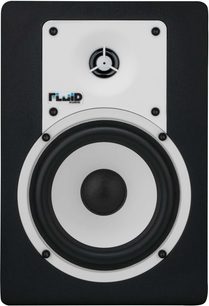 Monitorovací reproduktor Fluid Audio C5 BT v bílé barvě, pohled zepředu, centrální černý reproduktor, modré logo "Fluid Audio"