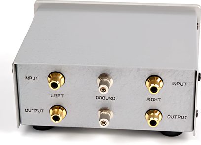 Shelter 411 MC MM transformator vinylpladecentralisator i børstet aluminium, 6 forgyldte RCA-stik, frontvisning