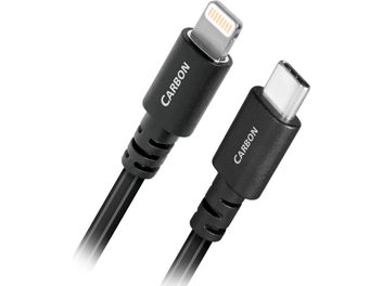 Deux connecteurs USB-C et Lightning noirs avec corps gris métallique, marqués "CARBON" en blanc sur le côté