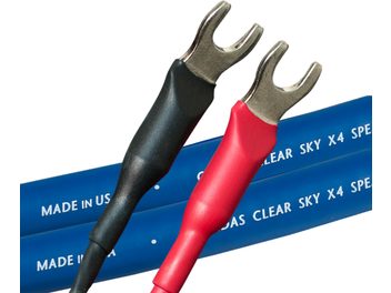 Cardas Clear Sky X4 Special kaiutinkaapelit, musta ja punainen, hopeiset haarukkatyyppiset liittimet, sininen tausta