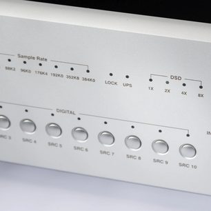 Bryston BR-20 stereoförförstärkare med silverfärgad frontpanel, närbild på digitala reglage och samplingsindikatorer