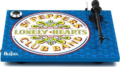 Hi-fi pladespiller Essential III Sgt. Pepper’s Drum med dekoreret cirkulær pladetallerken, sort tonearm og blå sokkel med udsmykning